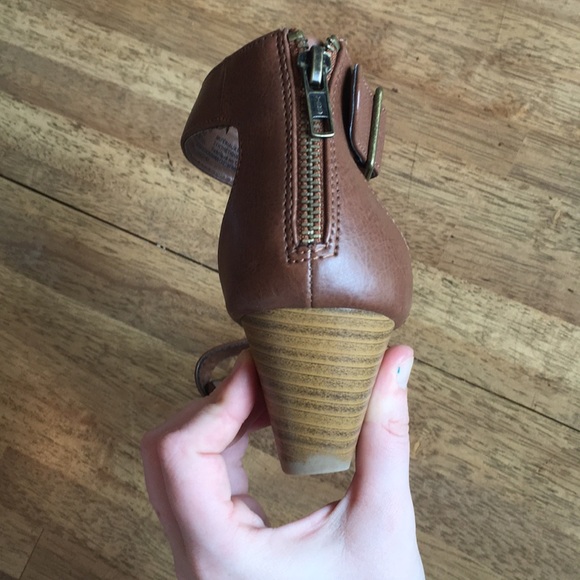 Tan heeled sandals - Picture 2 of 3